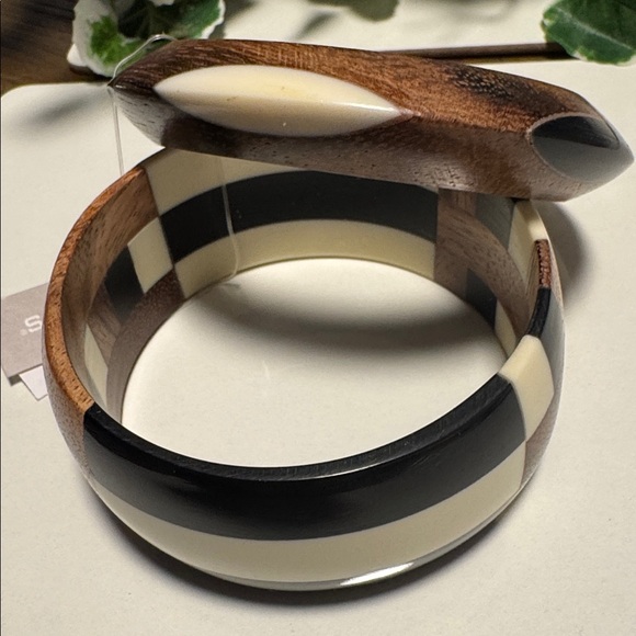 Chico's Black, Cream & Wood Inlay Bangle Set. (BR222) - Picture 4 of 14